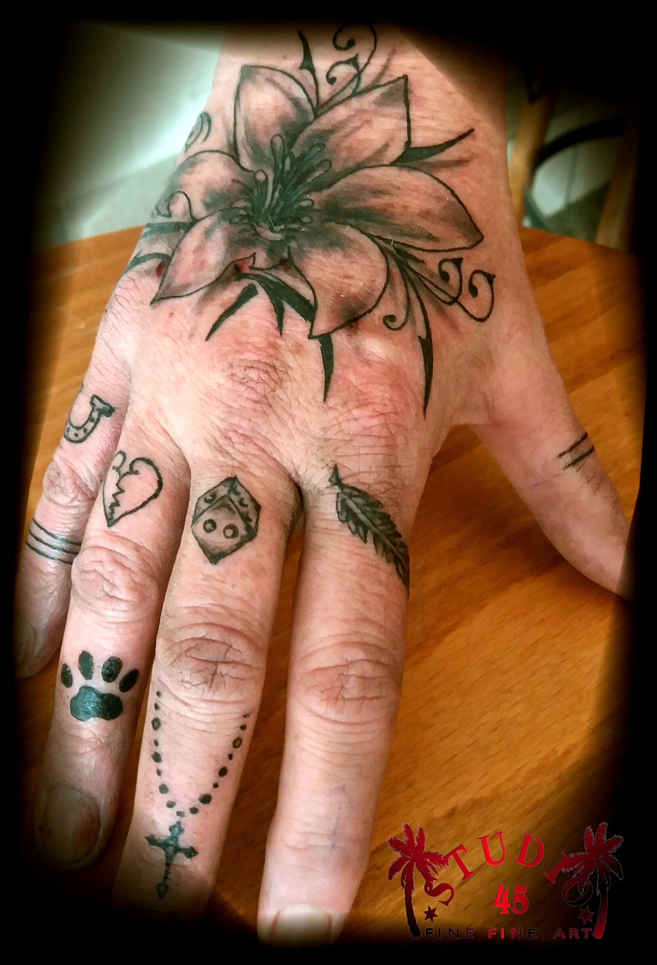 Hand & Finger Tattoo rechts Recklinghausen STUDIO 45
